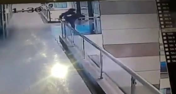 بالفيديو.. لحظة انتحار شاب من الطابق التاسع بمركز تجاري