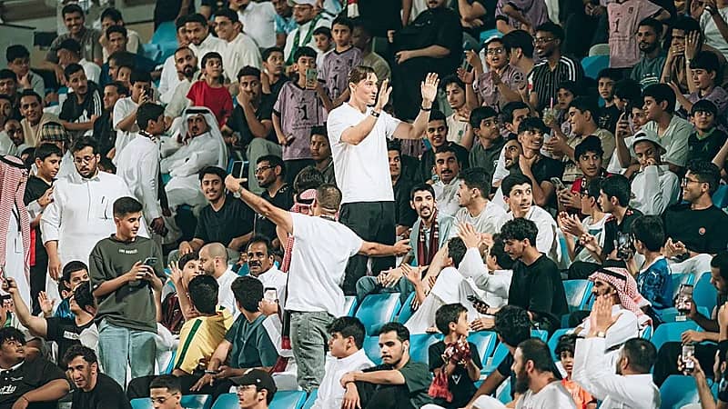 فرحة هستيرية لرئيس الخلود بعد هدف الفوز على ضمك .. فيديو