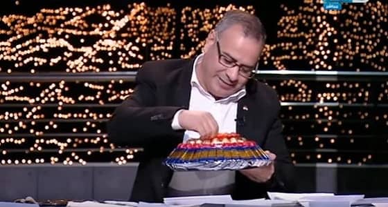 مذيع يوزع " الشيكولاتة " على الهواء احتفالا بسقوط المقاتلة الإسرائيلية