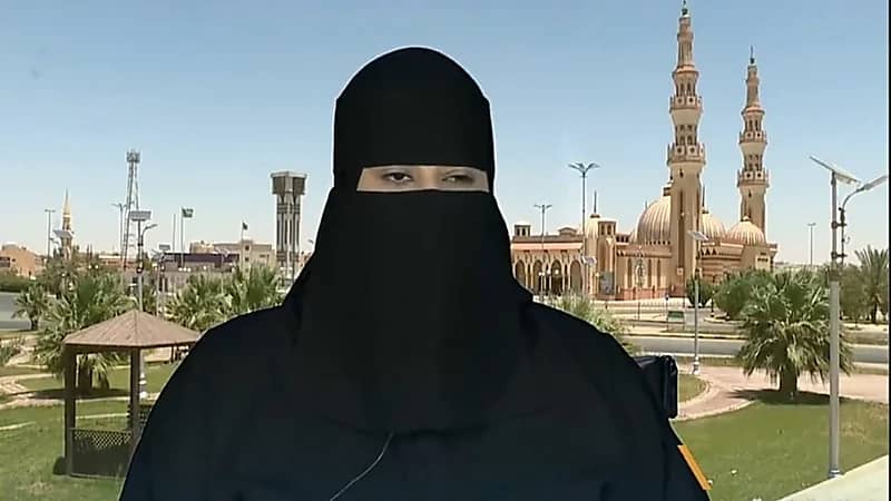 بالفيديو.. مواطنة تتحدى الإعاقة وتحصل على المرتبة الأولى في كلية إدارة الأعمال