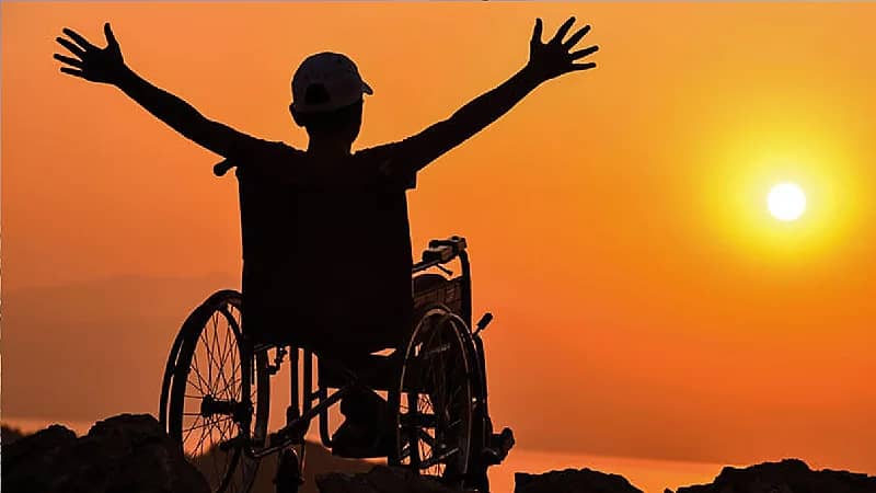 بالفيديو .. شاب يتخطى إصابته بالحبل الشوكي ويتخصص في الطب