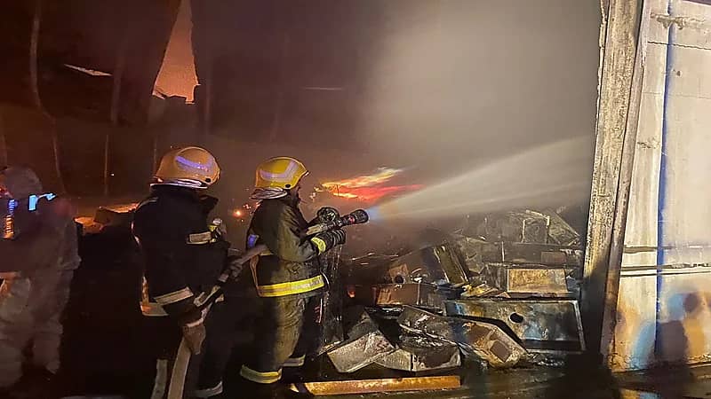 صور..إندلاع حريق في مستودعات بحي الفيصلية