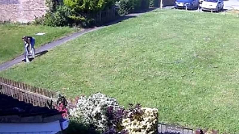 شاهد.. ام تنقذ طفلها الرضيع بعد سقوطه في بلاعة صرف صحي