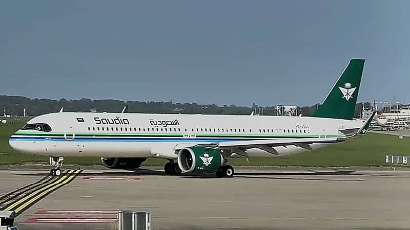 إحدى طائرات الخطوط الجوية السعودية بهويتها الجديدة تقلع من مطار جنيف .. فيديو