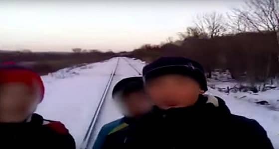 بالفيديو.. مراهقون يخاطرون بحياتهم لالتقاط سيلفي