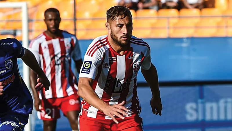 بلايلي يعود إلى أجاكسيو بعد تأخر جدلي