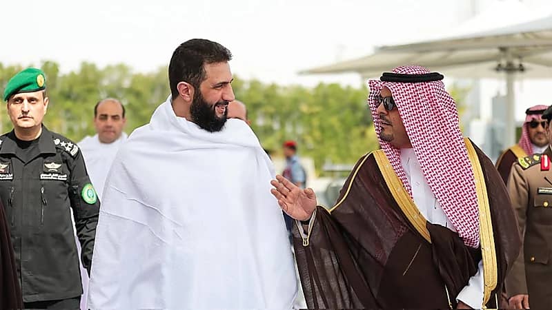 أحمد الشرع يصل جدة متوجهًا إلى مكة المكرمة لأداء العمرة.. فيديو وصور