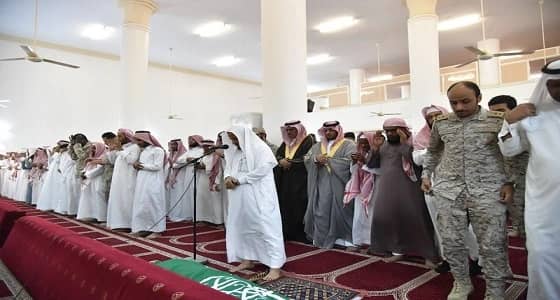 توشح جثمان الشهيد " الموكلي " بعلم المملكة أثناء تشييعه مكشوف الوجه