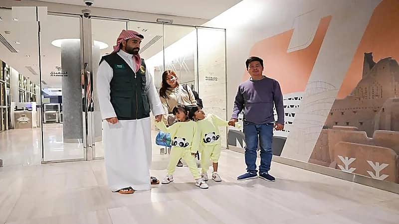 وصول التوأم الملتصق الفلبيني كليا وموريس آن إلى الرياض.. فيديو
