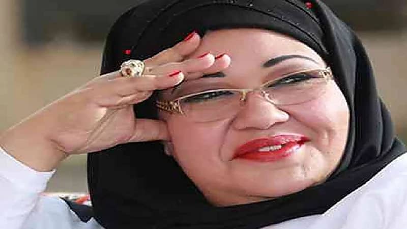 انتصار الشراح برفقة ابنتها في الطائرة قبل بدء علاجها بلندن
