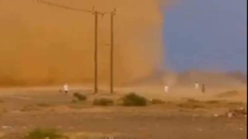 فيديو مخيف لأطفال يلاعبون عاصفة رملية ويدخلون وسطها