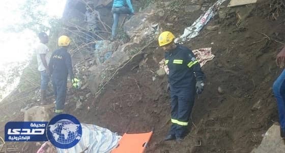 انهيار صخري يكشف عن تجمع متسللين بفيفا في منطقة جازان