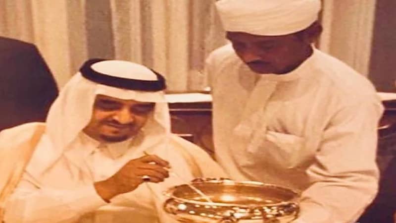 ‏صورة عفوية للملك فهد وهو يتناول الحساء