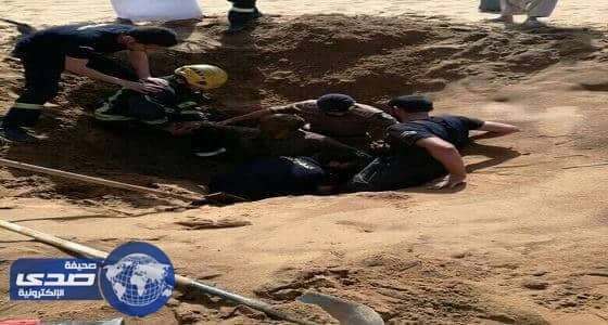 بالصور ..المدني ينقذ عامل أسيوي انهارت عليه كثبان رملية بتبوك