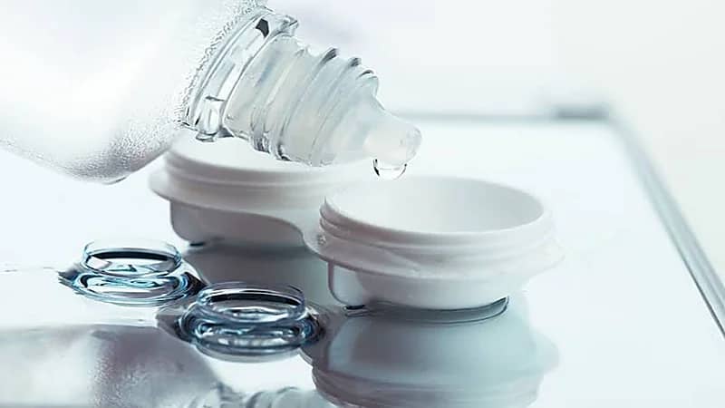 "الغذاء والدواء" تكشف عن نصائح عند استخدام محلول تعقيم العدسات اللاصقة