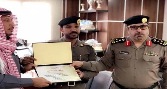 بالصور.. رجل مرور يعطي مركبته الخاصة لأسرة تعرضت لحادث في القصيم