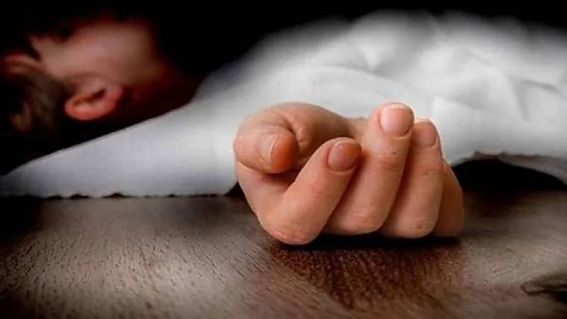 امرأة تغرق ابنتها وتطعن ابنها والرائحة الكريهة تكشف جريمتها