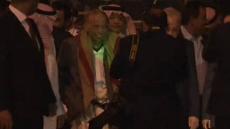 شاهد.. وصول شقيق الرئيس اليمني السابق مع عدد من الأسرى اليمنيين للرياض