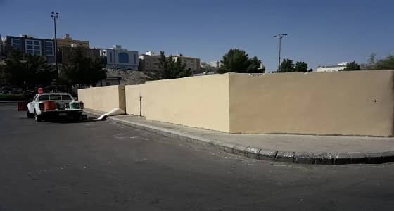 بالصور.. طمس الكتابات الجدارية المشوهة للمظهر العام بمكة