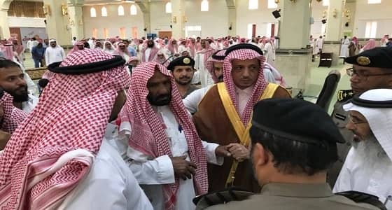 محافظ بيشة يؤدي صلاة الميت على الشهيد " الشهراني "