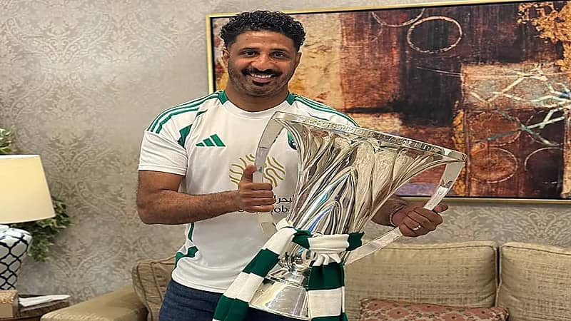 ياسر المسيليم يحتفل بكأس دوري أبطال آسيا للنخبة بعد تتويج الأهلي