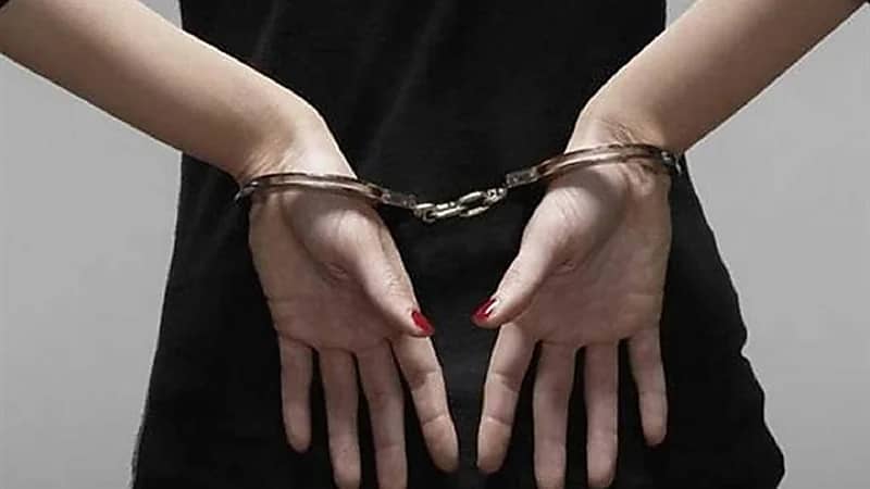 ضبط شاب وفتاة في وضع مخل بمحل ملابس