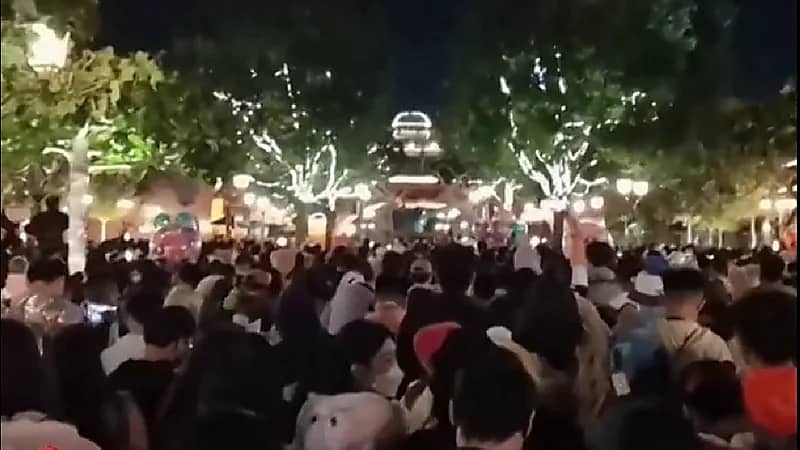 شاهد .. حبس زوار " ديزني " في شنغهاي الصينية بعد رصد إصابات بكورونا