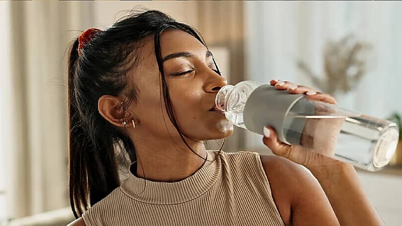 أعراض غير مشهورة لقلة شرب الماء وأضرارها في الجسم.. فيديو