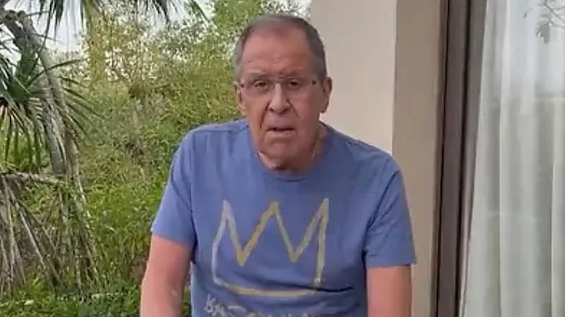 بالفيديو.. وزير الخارجية الروسى ينفى شائعات نقله للمستشفى