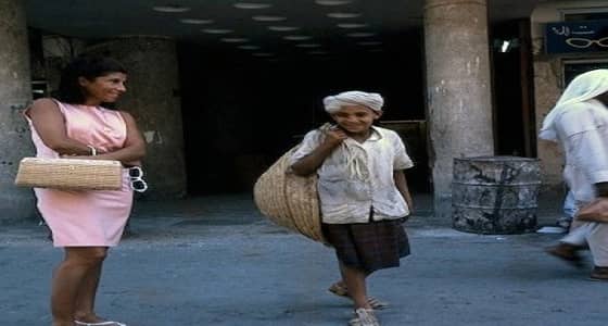 مغردون يحيون ذكريات التسعينيات بصورة لامرأة تتجول في جدة بفستان