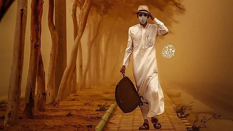 بالصور.. مصور يخطف الأنظار وهو يتحدى العواصف الترابية