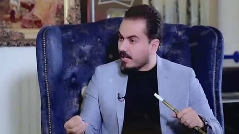 إعلامي عراقي يدخن "الشيشة" على الهواء ويثير الجدل
