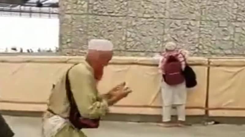 بالفيديو.. مشهد طريف لحاج يؤدي رمي الجمرات بكل قوة