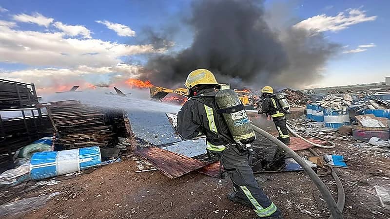 إخماد حريق في موقع لتخزين الأخشاب بالرياض