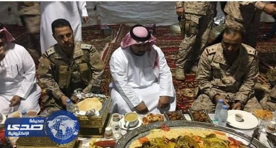نائب أمير جازان يتناول الإفطار مع المرابطين على الحد الجنوبي