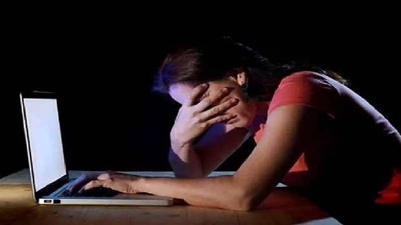 السجن لشاب ابتز خطيبته السابقة بصور خادشة