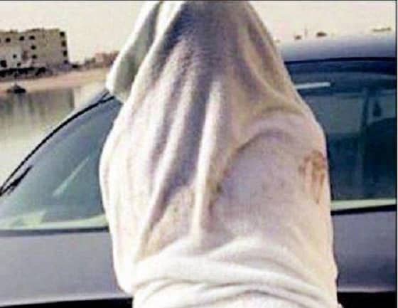 فعل فاضح على خليج العرب.. فتاة كويتية شبه عارية والأمن يطاردها