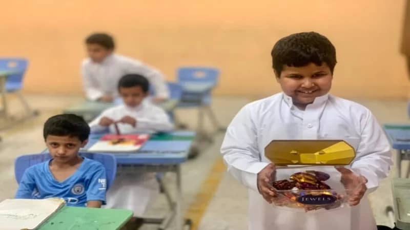 بالصور.. استقبال طلاب التعليم العام بالهدايا والحلوى