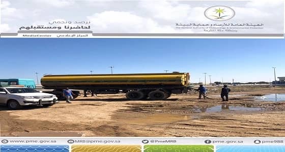 بالصور..ضبط صهريج يقوم بتصريف مياه الصرف بإحدى الأراضي الفضاء بمكة