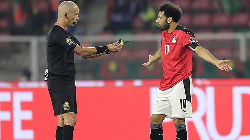 حكم مصر والسنغال يعطي محمد صلاح الصافرة: "أحكم أنت"