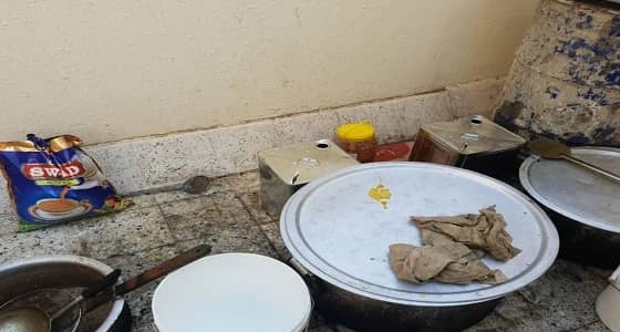 بالصور.. إغلاق مطبخ عشوائي على سطح عمارة سكنية بمكة  