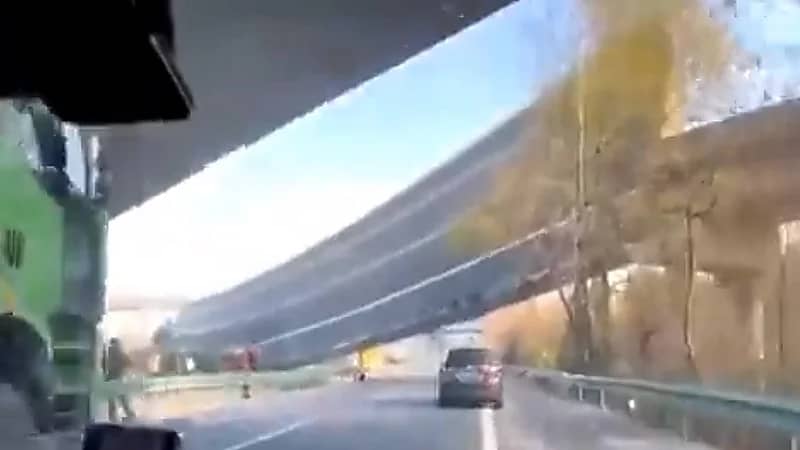 شاهد.. انهيار جسر على طريق سريع قطعة واحدة