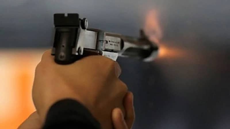 أب يطلق النار على أبنائه الثلاث ويقتل واحداً منهم