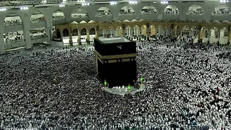 بالفيديو.. أفواج عظيمة من المعتمرون يؤدون مناسكهم بيسر في صحن الطواف