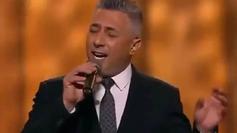 بالفيديو.. عمر العبد اللات يبكي عائلة طلال مداح والحاضرين بأداء أغنية قولوا للغالي