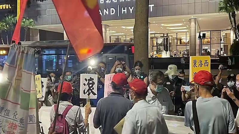 بالصور.. مظاهرة أمام فندق إقامة بيلوسي في تايوان 