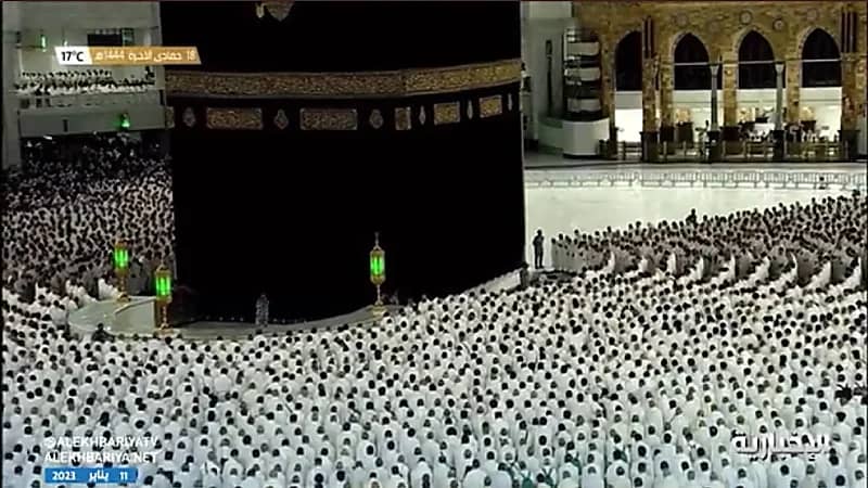 لقطات روحانية لجموع المصلين أثناء تأديتهم صلاة الفجر في الحرم المكي