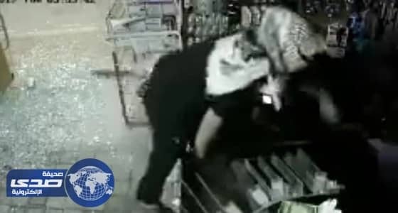 بالفيديو.. ملثم يقتحم محل تموينات ويسرق مبالغ مالية وسجائر في نجران