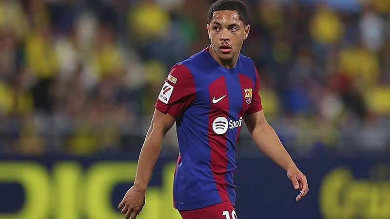 الهلال مهتم بالتعاقد مع مهاجم برشلونة