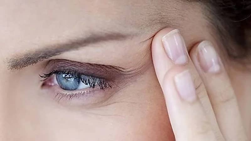 طرق القضاء على تجاعيد الجفون